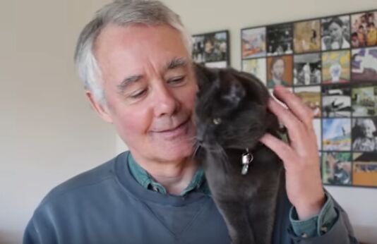 hilarious tutorial on how to put on a jumper without disturbing your cat