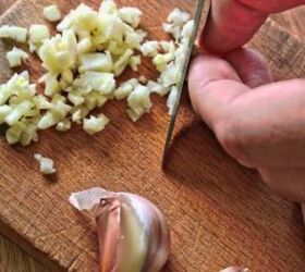 5 foods to keep away from your cat this fall, Chopping garlic image via Canva