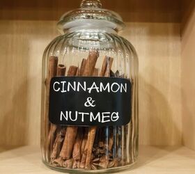 5 foods to keep away from your cat this fall, Cinnamon and nutmeg image via Canva