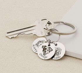 5 perfect holiday gifts for pet lovers, Anavia Personalized Pet Portrait Keychain image via Amazon